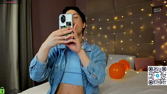 Snapshot of Adeline_Perle chatting on 10.30.25 Adeline Perle online show from 10.30.25