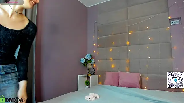 Snapshot of Adeline_Perle chatting on 10.31.25 Adeline Perle online show from 10.31.25