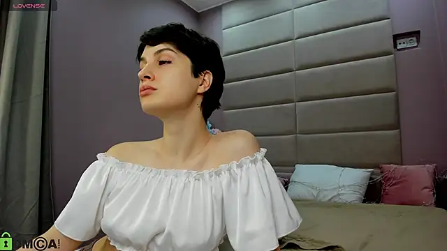 Adeline Perle online show from 11.10.25