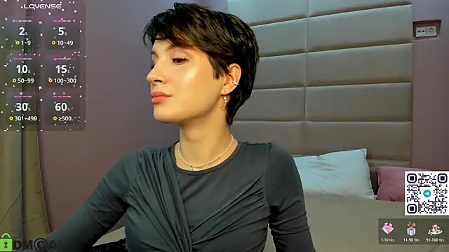 Adeline Perle online show from 11.17.25