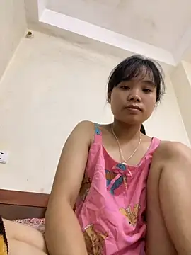 Snapshot of Ngoc-bbi chatting on 10.04.25 Ngoc-bbi online show from 10.04.25