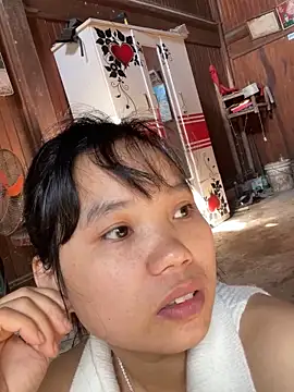 Snapshot of Ngoc-bbi chatting on 10.18.25 Ngoc-bbi online show from 10.18.25