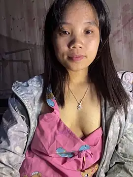 Snapshot of Ngoc-bbi chatting on 10.24.25 Ngoc-bbi online show from 10.24.25