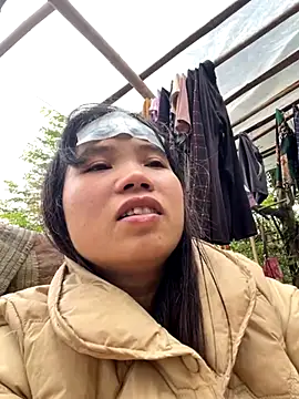 Snapshot of Ngoc-bbi chatting on 10.27.25 Ngoc-bbi online show from 10.27.25