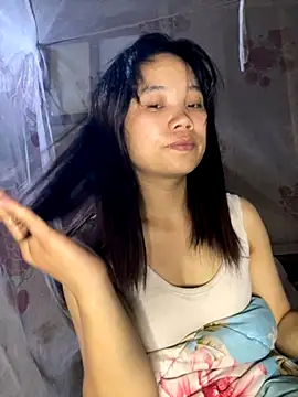 Snapshot of Ngoc-bbi chatting on 10.28.25 Ngoc-bbi online show from 10.28.25