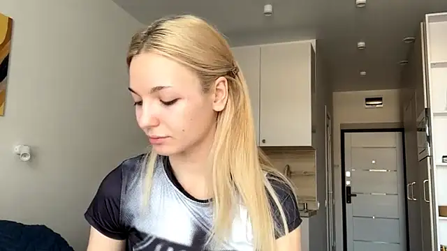 Snapshot of MycuteMolly chatting on 10.08.25 MycuteMolly online show from 10.08.25