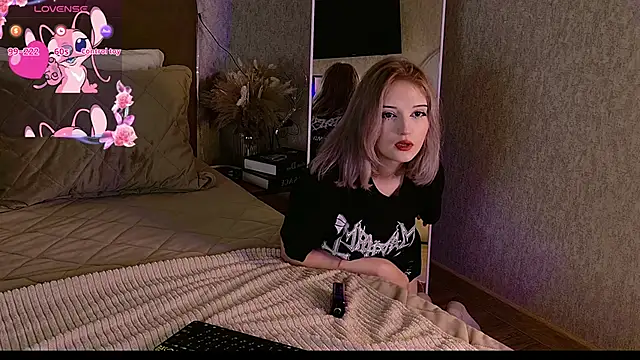 EsmeMayhem online show from 09.19.25