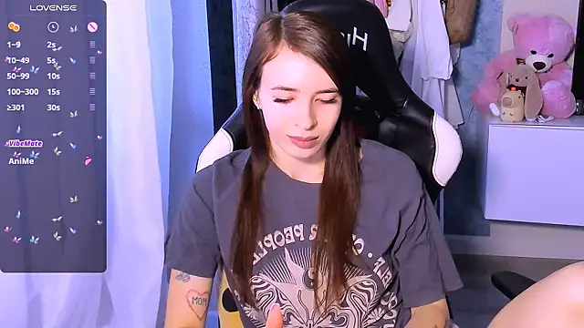 Snapshot of ZoyaMill chatting on 09.15.25 ZoyaMill online show from 09.15.25