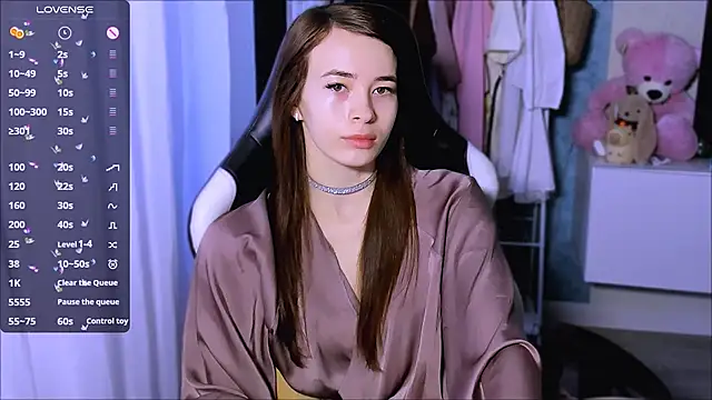 Snapshot of ZoyaMill chatting on 09.23.25 ZoyaMill online show from 09.23.25