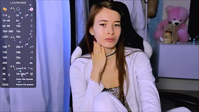 Snapshot of ZoyaMill chatting on 09.28.25 ZoyaMill online show from 09.28.25