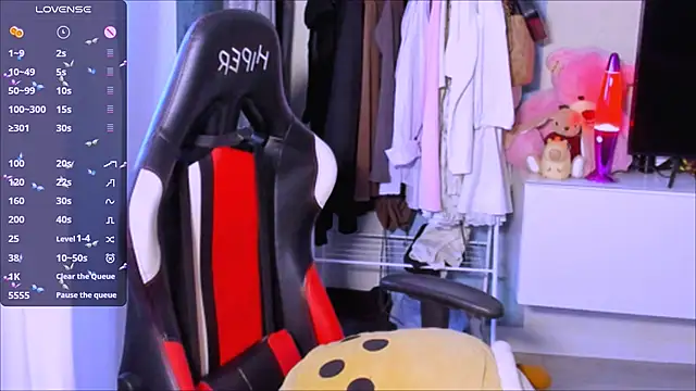 Snapshot of ZoyaMill chatting on 10.18.25 ZoyaMill online show from 10.18.25