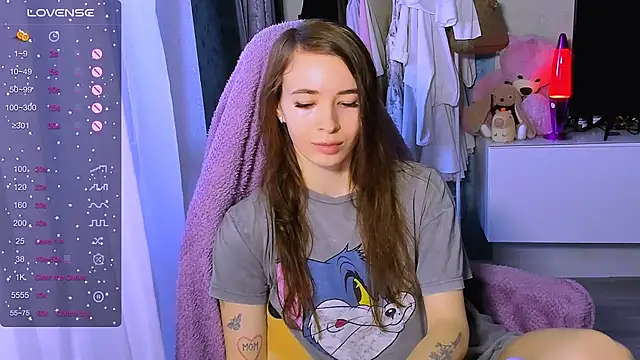 Snapshot of ZoyaMill chatting on 10.28.25 ZoyaMill online show from 10.28.25