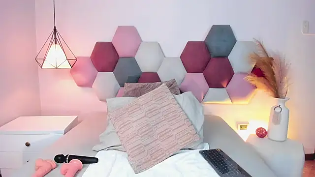 OliviaCooper  online show from 10.04.25