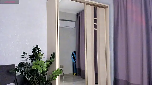 Snapshot of SaraShine_ chatting on 10.14.25 SaraShine online show from 10.14.25