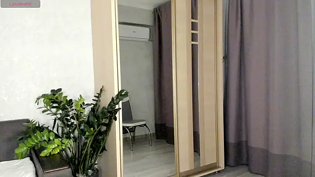 Snapshot of SaraShine_ chatting on 10.27.25 SaraShine online show from 10.27.25