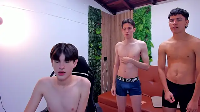 Snapshot of boysinheat_ chatting on 10.20.25 boysinheat  online show from 10.20.25