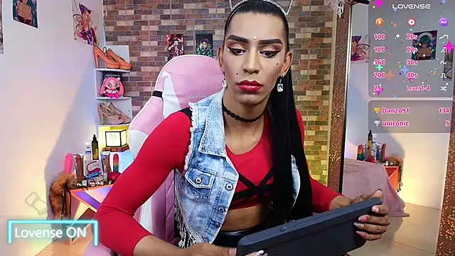 Snapshot of Starhott_ chatting on 09.24.25 Starhott online show from 09.24.25