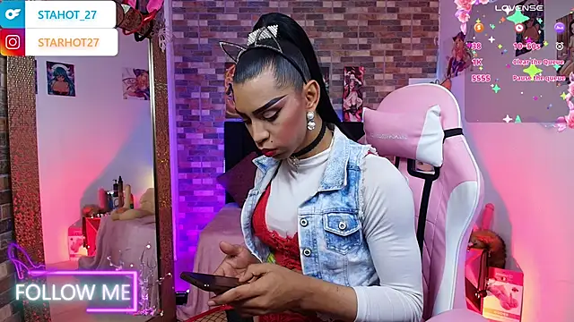 Snapshot of Starhott_ chatting on 10.04.25 Starhott online show from 10.04.25