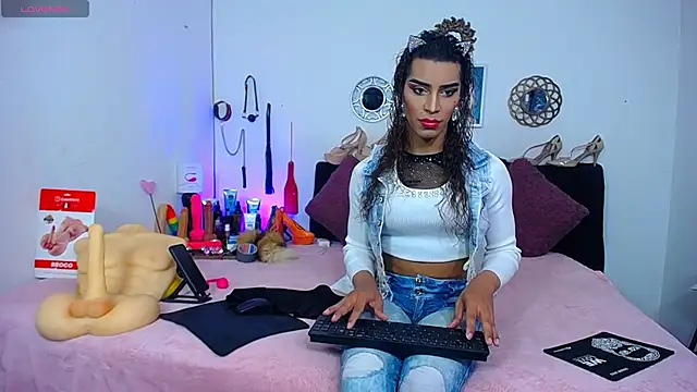 Snapshot of Starhott_ chatting on 10.16.25 Starhott online show from 10.16.25