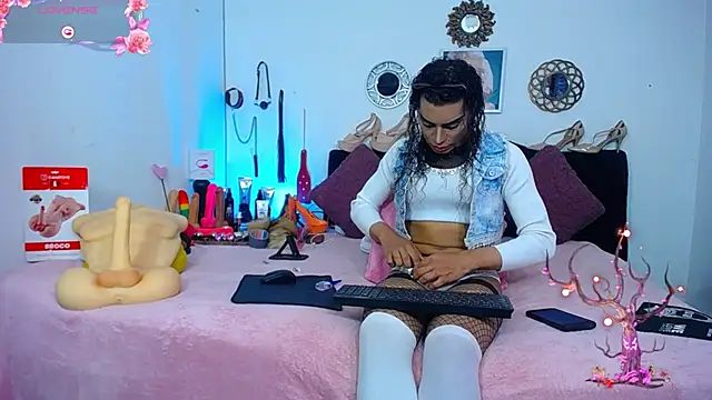 Snapshot of Starhott_ chatting on 10.17.25 Starhott online show from 10.17.25