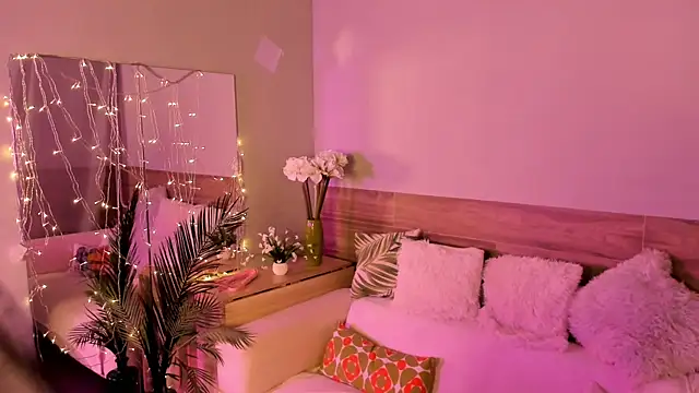 Juliorah online show from 09.18.25