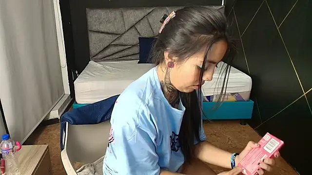 Snapshot of LiaMonroee_ chatting on 10.28.25 LiaMonroee  online show from 10.28.25