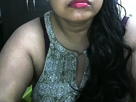 Snapshot of bosemalini chatting on 10.31.25 bosemalini online show from 10.31.25