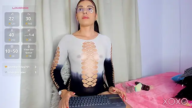 hailey hadid online show from 03.12.26