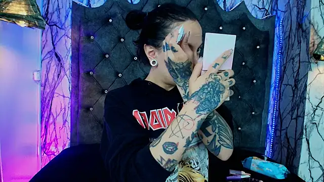 Zami Escobar of online show from 09.17.25