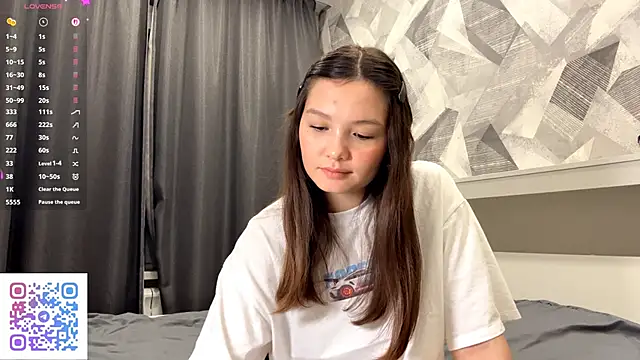 KiraVelvet online show from 10.13.25