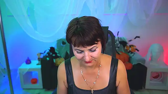 Snapshot of HelenBeler chatting on 10.24.25 HelenBeler online show from 10.24.25