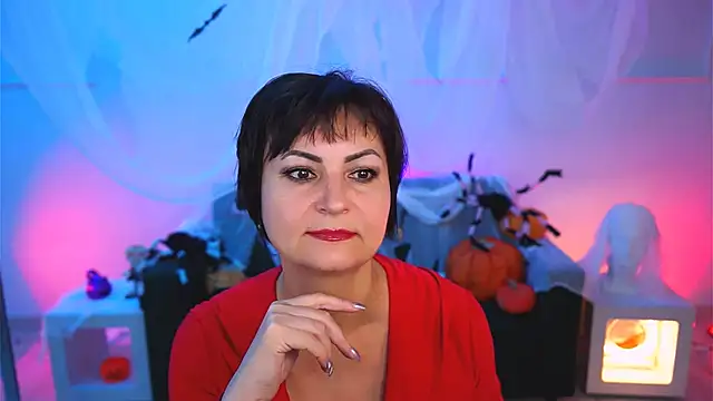 Snapshot of HelenBeler chatting on 10.28.25 HelenBeler online show from 10.28.25