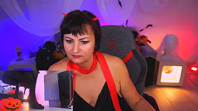 Snapshot of HelenBeler chatting on 10.30.25 HelenBeler online show from 10.30.25