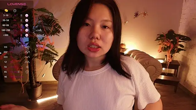 Snapshot of Moana_light chatting on 10.25.25 Moana light online show from 10.25.25