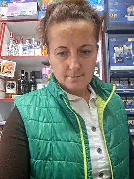 Snapshot of Fluturas2 chatting on 09.25.25 Fluturas2 online show from 09.25.25