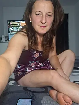 Snapshot of Fluturas2 chatting on 09.25.25 Fluturas2 online show from 09.25.25