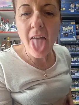 Snapshot of Fluturas2 chatting on 09.30.25 Fluturas2 online show from 09.30.25