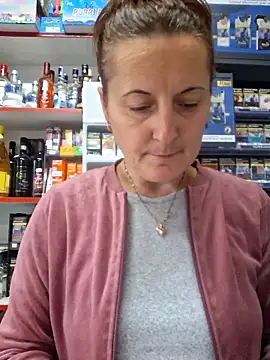 Snapshot of Fluturas2 chatting on 10.06.25 Fluturas2 online show from 10.06.25