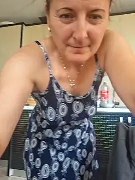 Snapshot of Fluturas2 chatting on 10.12.25 Fluturas2 online show from 10.12.25