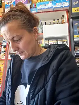 Snapshot of Fluturas2 chatting on 10.20.25 Fluturas2 online show from 10.20.25