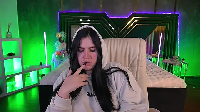 Snapshot of LunaPearll chatting on 10.28.25 LunaPearll online show from 10.28.25