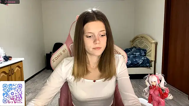 Snapshot of VibeQueenLucy chatting on 09.23.25 VibeQueenLucy online show from 09.23.25