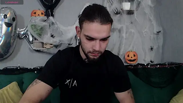 Snapshot of DanyelCarter chatting on 10.27.25 DanyelCarter online show from 10.27.25