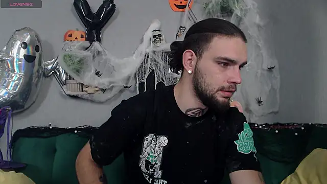 Snapshot of DanyelCarter chatting on 10.30.25 DanyelCarter online show from 10.30.25