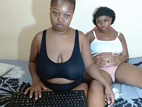 Snapshot of xfoxybrownxx chatting on 09.09.25 xfoxybrownxx online show from 09.09.25