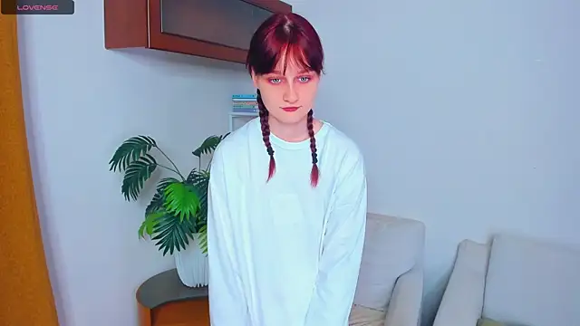 Snapshot of KatyKufel chatting on 10.11.25 KatyKufel online show from 10.11.25