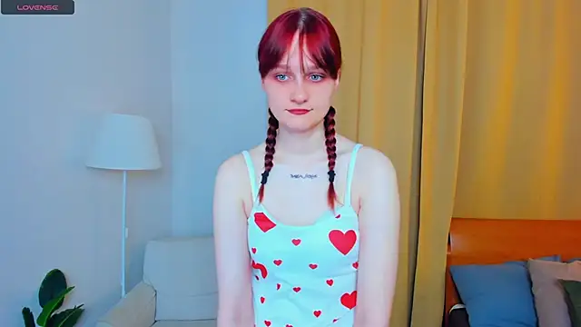 Snapshot of KatyKufel chatting on 10.31.25 KatyKufel online show from 10.31.25