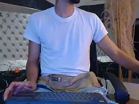 Snapshot of JhosuaCollins_ chatting on 10.04.25 JhosuaCollins  online show from 10.04.25