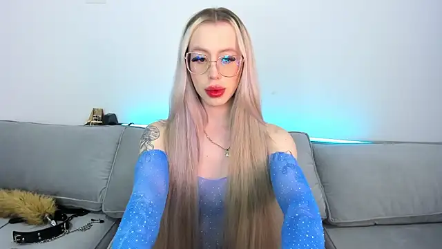 Snapshot of Sweet_Soffi chatting on 10.05.25 Sweet Soffi online show from 10.05.25