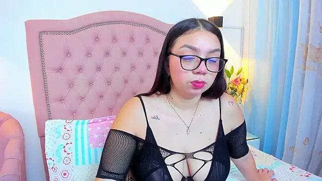 Snapshot of Ferzaya chatting on 10.18.25 Ferzaya online show from 10.18.25